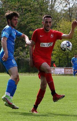 Rohrhof – Ketsch II 1:1. Yannik Lehr (SVR, rot) schnappt hier seinem Widersacher Fabrizio Huber den Ball weg.