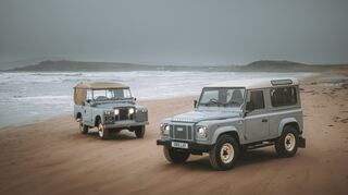 mid Groß-Gerau - Der Classic Defender Works V8 Islay Edition ist wahlweise als kurzer Defender 90 oder als Defender 110 mit sieben Sitzen zu haben.