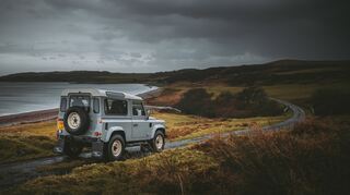 mid Groß-Gerau - Vom Land Rover der Serie IIa aus dem Jahr 1965 inspiriert mit grauer Heritage Lackierung und Schwerlastfelgen.