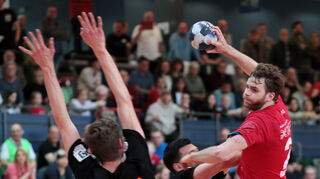 Die HG Oftersheim/Schwetzingen trennt sich von HaSpo Bayreuth am Mai-Feiertag mit 28:28. Florian Burmeister (r., HG) netzt neun Mal ein.