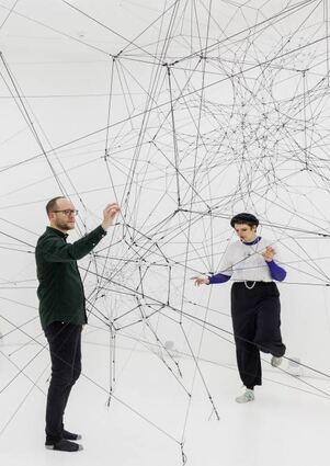 „Algo-r(h)i(y)thms“ nennt Tomás Saraceno sein Werk.