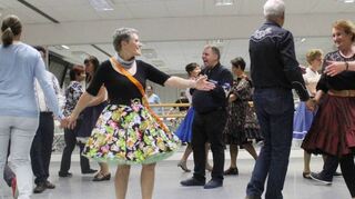 Der „Caller“ sagt beim Squaredance an, was getanzt wird. Die Paare setzen so die gelernten Figuren zu einer Choreografie zusammen.