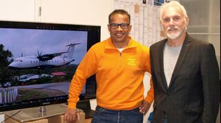 Joachim Kabamba (l.) freut sich, mit Iren Dornier den Enkel des Flugzeugbauers Claude Dornier begrüßen zu dürfen.