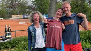 Turnierleiterin Binke Mahlzahn (v. l.) und die Sieger Beate Breitschopf und Bernd Hundert haben bei der Saisoneröffnung offensichtlich viel Spaß.