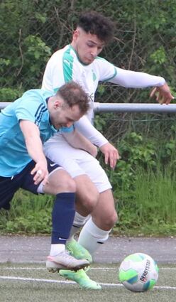 Verbissen im Kampf um den Ball: SV-98-Mann Akay Meisel (l.) gegen den Ofters-heimer Apostolos Nasios.
