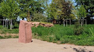 Der Plankstadter Friedhof passt sich dem gesellschaftlichen Wandel an und schafft neue Urnengrabplätze – hier zu sehen ist der Urnenhain mit Gedenkstele.