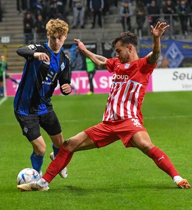 Eine Szene aus dem Hinspiel, das der SVW knapp mit 2:1 gewann: Waldhofs Dominik Kother (links) im Zweikampf mit Zwickaus Filip Kusic.