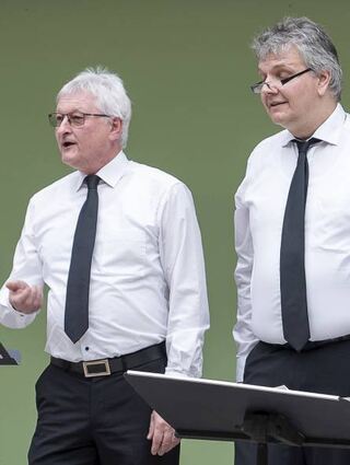 Dr. Bernhard Spitzer (r.), neben ihm Uwe Schuppel, führt nicht nur den Verein, er ist auch Mitglied des Doppelquartetts.