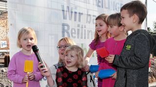 Laura (v. l.), Eva Krause (Leitung Kita „Haus der kleinen Sterne), Irina, Daria, Anastasija und Jonas warten auf den Spatenstich.