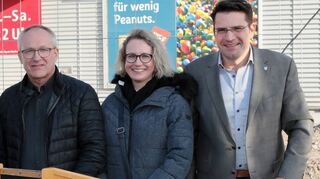 Die Hauptakteure des Umbaus (v.l.): Marktleiterin Nicole Trautwein, KWG-Prokuristin Christiane Benetti, Architekt Eberhard Vögele mit Diplomingenieurin (FH) Tanja Geberth und Bürgermeister Stefan Weisbrod beim Spatenstich der geplanten Maßnahme.