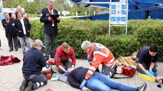 Oje, im Schwimmbad hat jemand eine Sturzverletzung erlitten – beim DRK-Bereichs-entscheid wird simuliert und Erste Hilfe im Wettbewerb geleistet.
