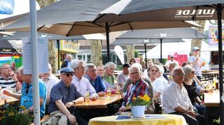 Gemütlichkeit unter Sonnenschirmen – das Maifest im grünen Dreieck vor der Rheinhalle bietet dieses Jahr einen Tag mehr Biergartenatmosphäre, da es donnerstags, am Vatertag, losgeht.
