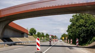 Kaum sind die Abrissarbeiten der 1966 errichteten Closwegbrücke fertig, gibt es auf der B 39 den nächsten Stau, da tagsüber in Fahrtrichtung Pfalz unter der neuen Geh- und Radwegbrücke eine neue Schutzplanke eingebaut wurde.