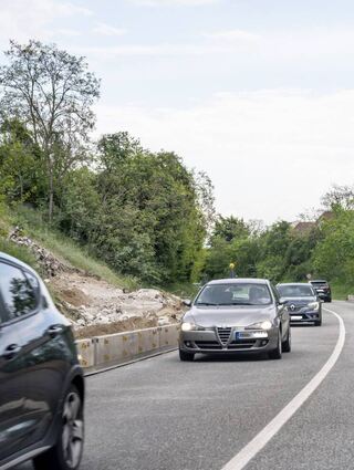 Die Closwegbrücke wurde wegen Baufälligkeit abgerissen und wird jetzt neu gebaut. Nach Ende der Bauarbeiten sieht die Lage vor Ort so aus.