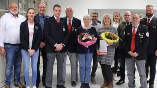 Geehrte und Ehrende freuen sich gemeinsam: Klaus Peter-Haas (v. l.), Julia Rädel, Bürgermeister Dr. Ralf Göck, David Haas, Ulrich Baar (barba), Ilse Igel, Waldemar Linke, Dagmar Fritz, Lara Mergenthaler, Florian Anselm, 1. DRK OV-Vorsitzender Michael Bartonek und sein Stellvertreter Alexander Isler.