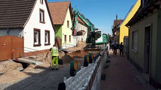 Zwischen Ring- und Bachstraße läuft der Ausbau noch. Der Gehweg ist auf einer Seite schon benutzbar.