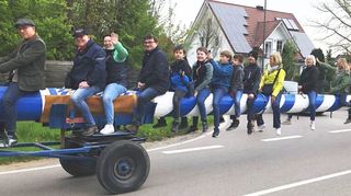 Die Schwetzinger - angeführt von OB Pöltl (ganz l.) reiten zusammen mit einigen Einheimischen auf dem maibaum zum Schützenhaus.