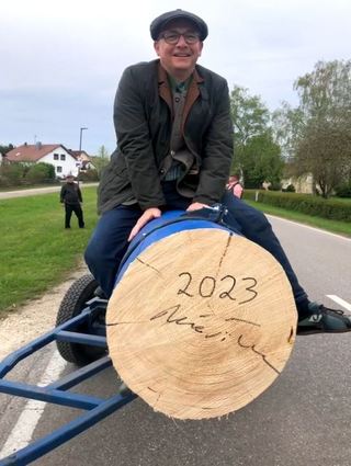 Oberbürgermeister Dr. René hat sich gerade auf dem Neuschwetzinger Maibaum dürfen.
