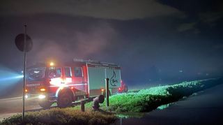 Am vergangenen Freitagabend hat die Feuerwehr mit den Auswirkungen des Unwetters am Nachmittag zu kämpfen – hier sieht man den gestiegenen Pegel des Leimbachs, der auch zu Überschwemmungen bei den Kleingärten führt.