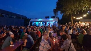 Beim Sommernachtsfest mit „Twisted Spoons“ herrscht hier 2019 eine tolle Atmosphäre – die Band mit einigen aktiven Handballern wird zum 100-Jährigen der Abteilung für super Stimmung sorgen.