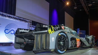 mid Bochum - Prunkstück auf der Bühne des RuhrCongress anlässlich des CAR-Symposiums: der Hypercar-Hybrid von Peugeot Sport.