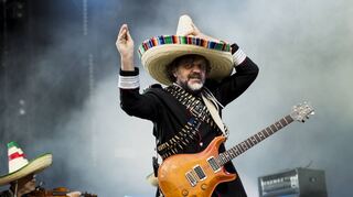 Serbe mit Sombrero: Regisseur Emir Kusturica vereint in seinen Filmen Gegensätze nicht ganz korrekt – und bleibt sich als Musiker im „No Smoking Orchestra“ treu.