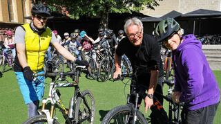 Thomas (11) aus der Klasse 5a weiß, wie er sein Fahrrad aufpumpen muss. Martin Deuser (l.) und Mike Fedorchenko vom ADFC Rhein-Neckar geben den Schülern wertvolle Tipps.