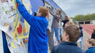 Die TSG Jugend im Einsatz. Der Container soll verschönert werden.
