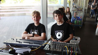 Simon Dick (l.) und Benjamin Müller sind erst 12 und 13 Jahre alt. Doch sie sind Mitglieder der Licht &amp; Ton AG und hatten an den Mischpulten schon alles im Griff.