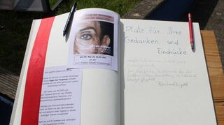 In ein Gästebuch können Gedanken zur Ausstellung, die schon international zu sehen war, geschrieben werden.