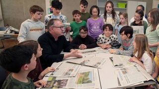 Gemeinsam die aktuelle Ausgabe unter die Lupe genommen: Redakteur Matthias Mühleisen stellt den Schülerinnen und Schülern der Klasse 4 a der Hartmann-Baumann-Schule die Hockenheimseite vor.