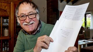 Hier zeigt Dr. Volker Hönig sein Manuskript und einige Unterlagen, die ihn zur Lösung geführt haben.