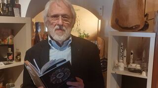 Er jongliert mit Wörtern – Rainer Wedler bei Buch- und Manufakturwaren.
