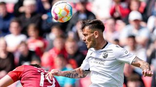 Sieben Punkte aus drei Spielen: Fußball-Zweitligist SV Sandhausen – hier Dario Dumic im Spiel gegen Jahn Regensburg – ist aktuell als Tabellenletzter im dringend nötigen „Höhenflug“, um die Liga eventuell doch noch zu halten.