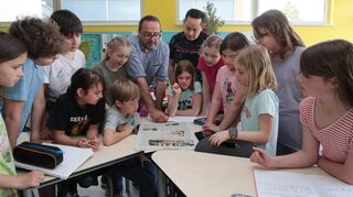In der Schillerschule bespricht Redakteur Ralf Strauch (Mitte) die Zeitung mit den Jungen und Mädchen. Die Viertklässler hatten zusammen mit Lehrer Marc Waluja (Mitte rechts) ein ganzes Bündel an Fragen zusammengestellt.