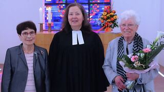 Lore Köhler und Rosel Büchner durften das eher seltene Fest der Kronjuwelen-konfirmation zusammen mit Pfarrerin Eva Weisser in der Kirche feiern.