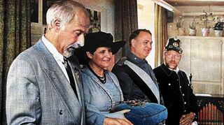 Das Bild entstand anlässlich der Aufnahme des Landrats Dr. Jürgen Schütz (v. l.) in die Reilinger Spargelbruderschaft im Mai. Bei dieser Gelegenheit liest der Landrat sein Gedicht „Spargelbrüder“ vor. Hildegard und Philipp Bickle sowie Herold Fritz Ansel-ment hören es mit Freude.