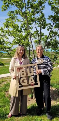 Dr. Barbara Gilsdorf (l.) lässt sich als Ver-treterin des Schwetzinger Oberbürger-meisters vor der Magnolie mit Kirsten Batzler von der Buga ablichten.