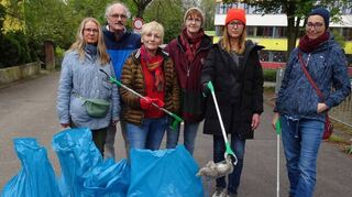 Die Stadträte Sabine Walter, Dr. Michael Rittmann, Anja Mohrmann und Dr. Susanne Hierschbiel (v. l.) sammeln regelmäßig Plastik- und Einwegverpackungen aus den Grünflächen. Unterstützt wurden sie dieses Mal von Sabine Schumann und Claudia Wilke.