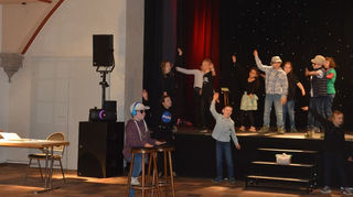 DJ Johannes legt Musik beim Abschlusstanz des Theaterworkshops auf.Bild: Pumpwerk