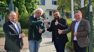 Bürgermeister Thomas Jakob-Lichtenberg (l.) und der Geschäftsführer der Stadthalle Rainer Weiglein (r.) bei der Schlüsselübergabe des Pumpwerks durch den bisherigen Leiter Michael Vollendorff (2. v. l.) an Nachfolger Cihad Baz.