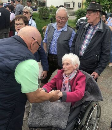Linni Heimburger wird hier von Stadtrat Hans-Peter Müller herzlich begrüßt. Hinten sind ihre Karlshulder Freunde Hildegard und Siegfried Schäfer sowie ihr Schwager Fritz Werner zu sehen.
