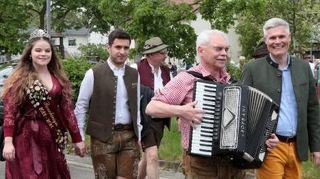 Die Karlshulder Rosenkönigin Theresa Winter (v. l.) mit Andreas Mayer, Manfred Müller (Akkordeon) und Bürgermeister Matthias Steffan beim Festzug.