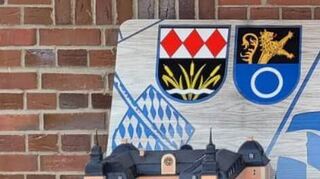 Das ist das Modell des Schwetzinger Schlosses, das seit 2002 am Neuschwetzinger Maibaum hängt.