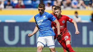 Hoffenheims Grischa Prömel (l), hier von Frankfurts Jesper Lindström verfolgt, stand erstmals seit einem halben Jahr wieder in der Startelf.
