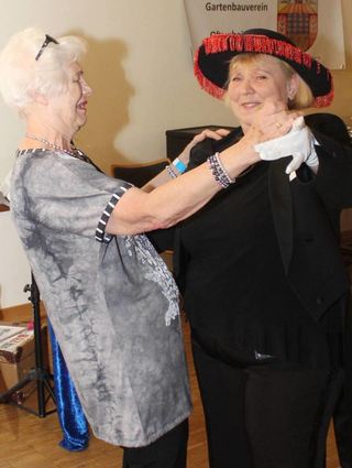 Ein Tänzchen in Ehren kann keiner verwehren. So auch Yvonne Wierer (l.) nicht, die mit Entertainerin und Sängerin Roswitha Goos eine heiße Sohle aufs Parkett legt.