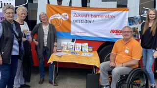Zusammen Barrieren abbauen und den Alltag von Behinderten und Älteren erleichtern: Ursula Jennewein (v. l.), Teamleiterin des Forums Älterwerdens, Besucherin Roswitha Nagel, Elke Rinderknecht von der Nachbarschaftshilfe, Behindertenbeauftragter Rudi Bamberger und Kristina Falter vom Medienbus.