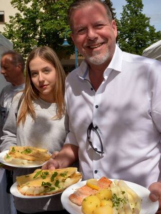 Oberbürgermeister Marcus Zeitler und Tochter Victoria auf dem Weg zum leckeren Mittagessen.