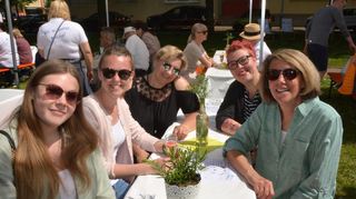 Entspannter Start ins Wochenende: Lara Joos (v. l.), Luisa Heger, Birgit Mansel, Bianca Joos und Sabine Berlinghof stimmen sich mit leckerem Spargel und Prickelndem auf einen Bastelnachmittag im Kindergarten ein.