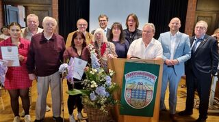 Auf dem Foto von links: Nathalie Depret, Wolfgang Schifferdecker, Ehrenmitglied Wolfgang Weber, Herbert Gieser, Jocelyn Depret, Vorsitzender Tillmann Hettinger, Margot May, Manuela Behrend, Holger Behrend, 2. Vorsitzender Martin Halter, Bürgermeister Pascal Seidel, Bezirksverbandsvorsitzender Hermann Dolezal.